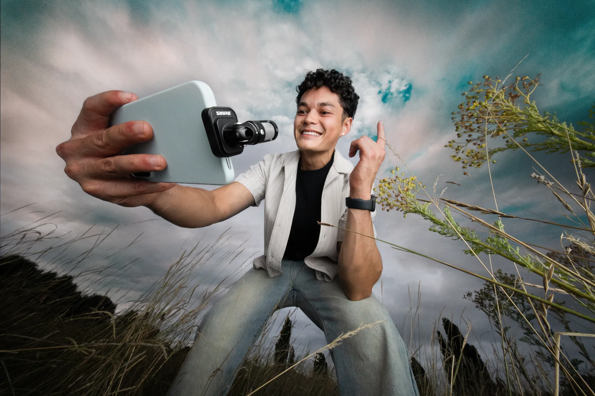 MV88_Android_Samsung_Vlogging_David_Close_Up_Sky.webp